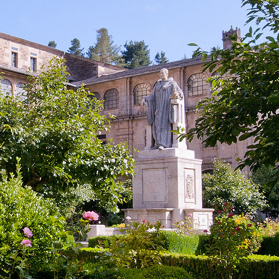 Claustro grande y monumento al P. Feijóo